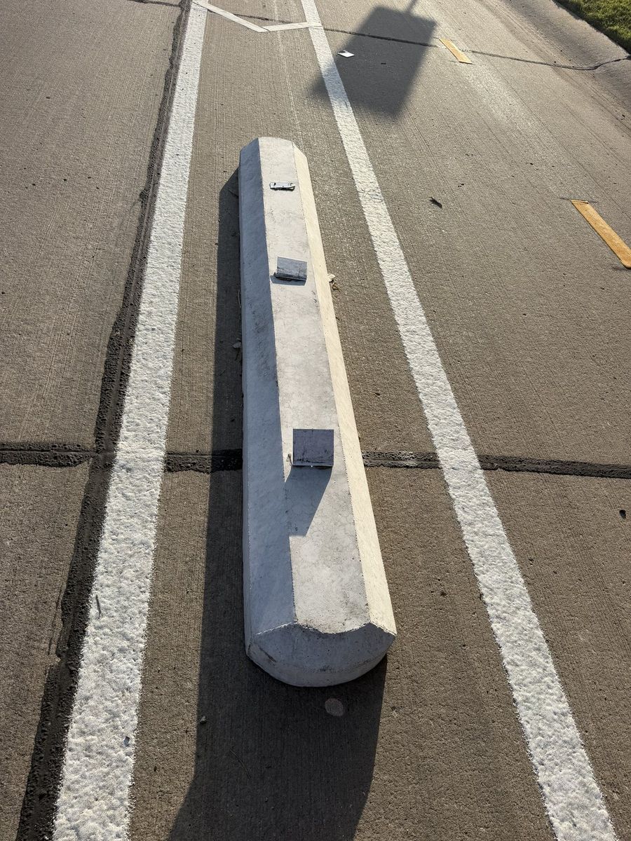 Route photo 70: South Concrete Barrier 30, Reflector Damage