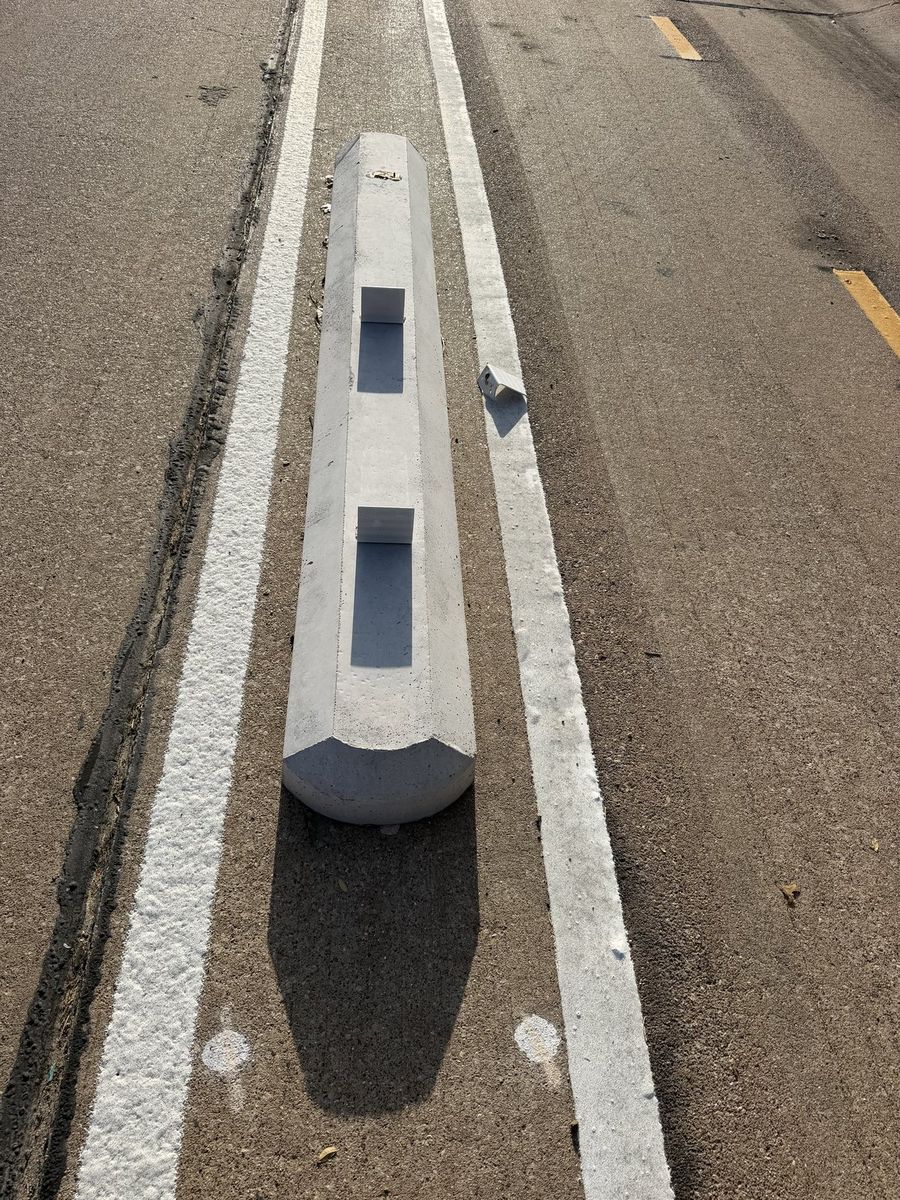 Route photo 141: South Concrete Barrier 96, Reflector Damage
