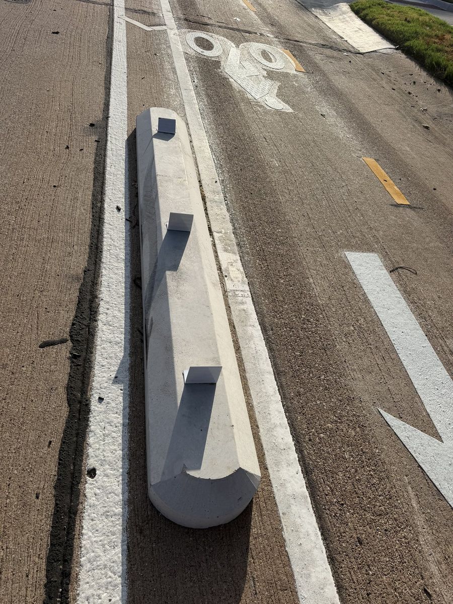 Route photo 149: South Concrete Barrier 101, Reflector Damage