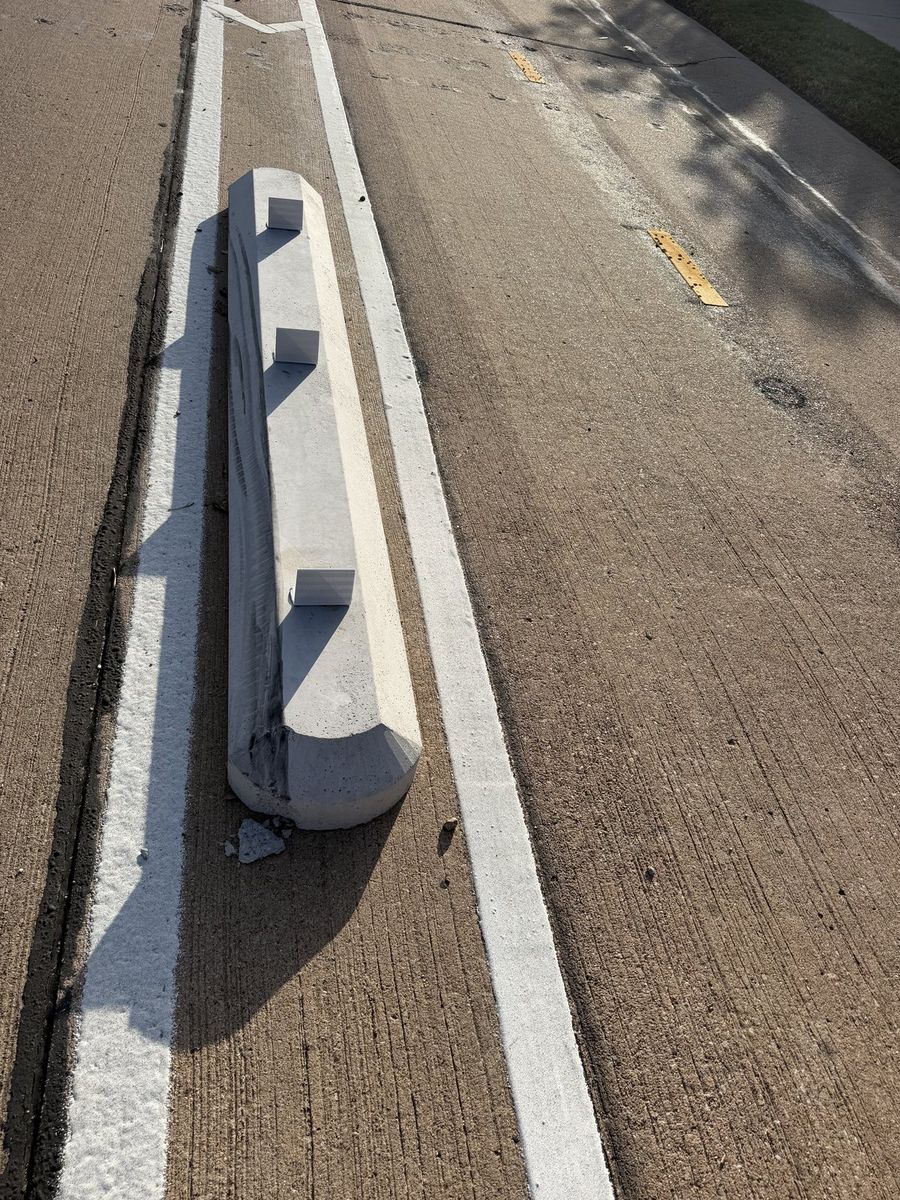 Route photo 151: South Concrete Barrier 103, Concrete Damage