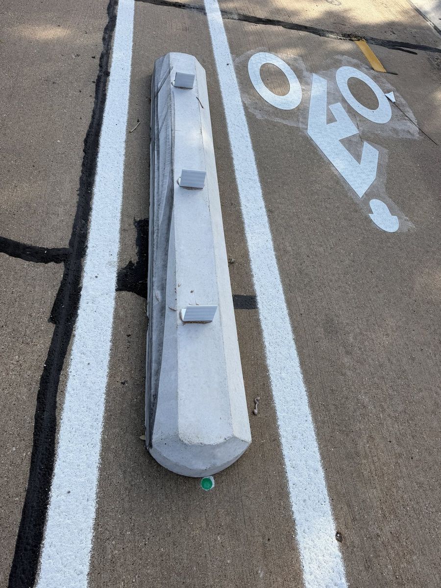 Route photo 170: South Concrete Barrier 122, Tire Marks